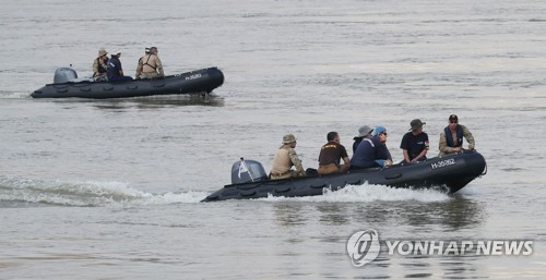 침몰 유람선 인양 지연…크레인 도착하는 9일 인양 개시 관측