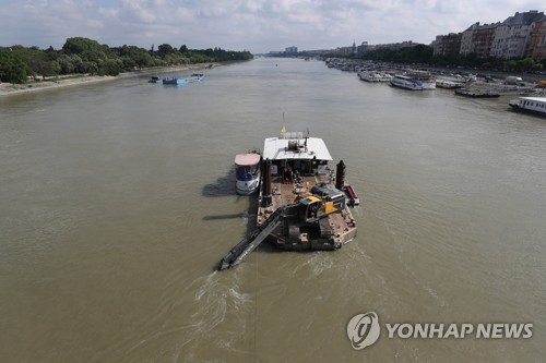 '침몰 유람선' 인양 크레인 도착…인양준비 박차