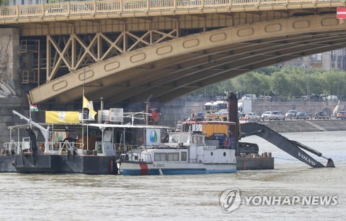 '침몰 유람선' 인양 크레인 도착…인양준비 박차