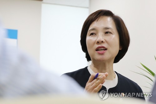 유은혜 "자사고 일반고 전환 공약 변함없어…일괄 폐지는 안돼"