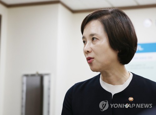 유은혜 "자사고 일반고 전환 공약 변함없어…일괄 폐지는 안돼"