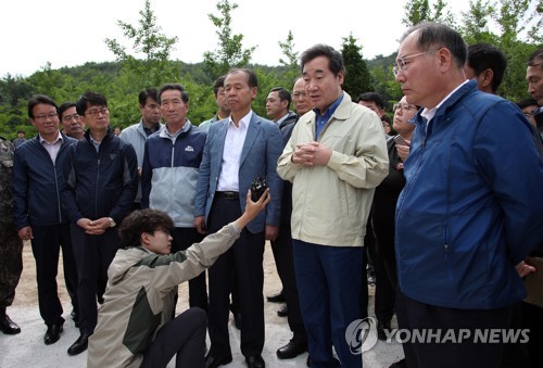 이총리, 돼지열병 방역현장 일주일새 3번 찾아 "장기전 될 것"