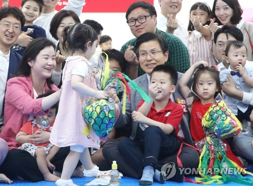 '일일 보육교사' 황교안 "대한민국 엄마 아빠는 영웅"