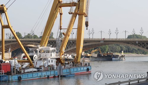 "'헝가리 유람선' 선체 바로세우며 몇㎝씩 초저속 인양"