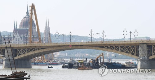 "'헝가리 유람선' 선체 바로세우며 몇㎝씩 초저속 인양"