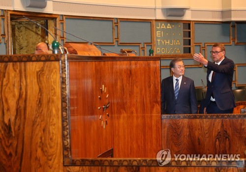 핀란드 의회 찾은 文대통령 "협치에 경탄…위기마다 사회적합의"