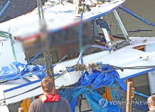 인양한 유람선엔 급박한 사고순간 그대로…좌현엔 '충격' 흔적