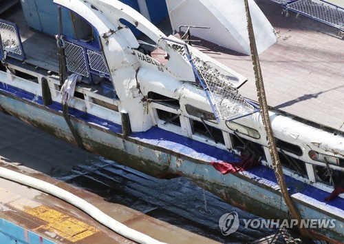 인양한 유람선엔 급박한 사고순간 그대로…좌현엔 '충격' 흔적