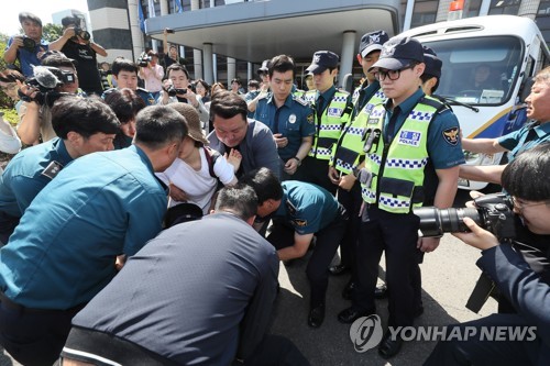 끝까지 머리카락으로 얼굴 가린 고유정…유족 "얼굴 들라" 통곡