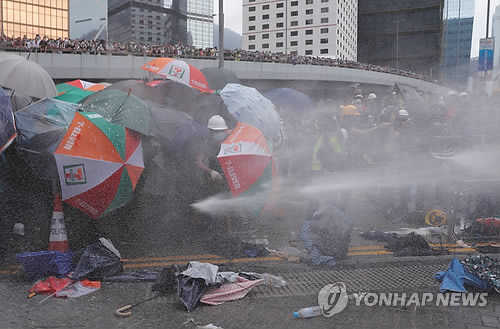 홍콩 경찰 '과잉진압' 논란…캐리 람 '어머니론'도 비난 봇물