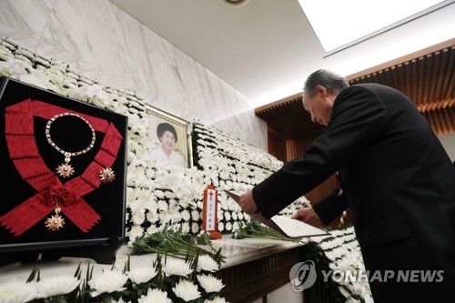 김정은 "이희호 평화통일 위한 헌신, 북남관계 소중한 밑거름"