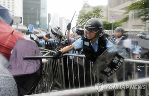 홍콩 경찰 '과잉진압' 논란…캐리 람 '어머니론'도 비난 봇물