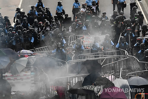 메이 英 총리 "홍콩 상황 우려"…영·중 공동선언 준수 촉구