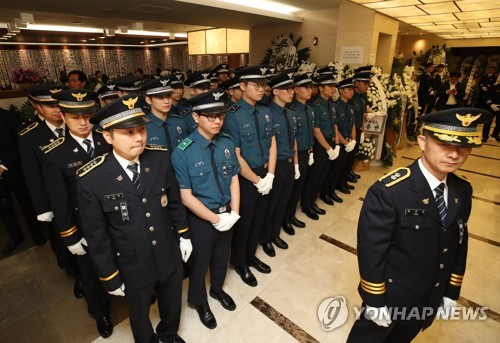 故 이희호 여사 사흘째 추모 발길…홍남기·최태원 조문