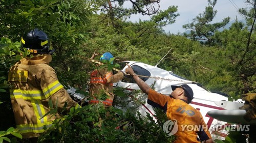 여수 야산에 훈련용 경비행기 추락…조종사 무사