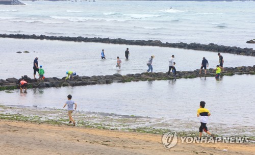 '파란하늘 뭉게구름' 쾌청한 휴일…나들이가 즐겁다