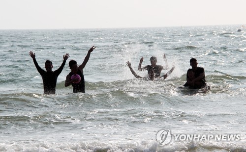 '파란하늘 뭉게구름' 쾌청한 휴일…나들이가 즐겁다