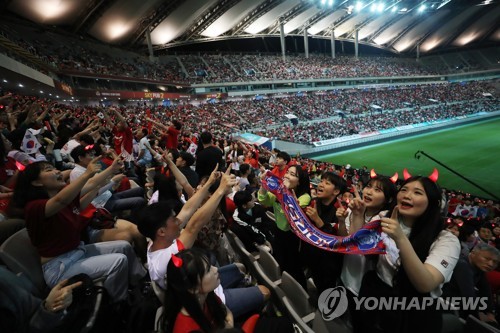 "태극전사 멋지고 대견"…주말 밤 서울 거리에 울린 박수소리