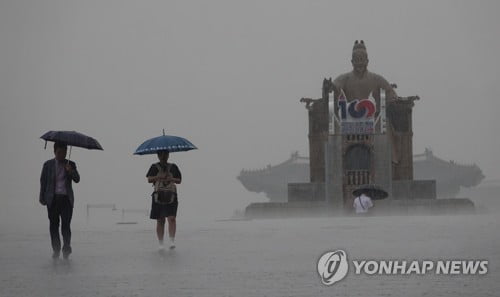 중부·경북 곳곳 소나기…수도권 오전 미세먼지 '나쁨'