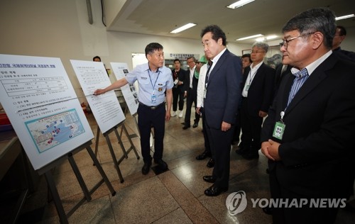 이총리, 인천항 돼지열병 검역현장서 "100% 잡아낼 수 있느냐"