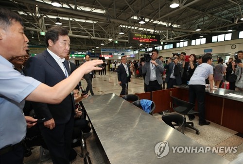 이총리, 인천항 돼지열병 검역현장서 "100% 잡아낼 수 있느냐"