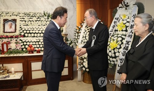 이총리, 반기문 전 총장 모친상 조문 계기로 환경 문제 논의