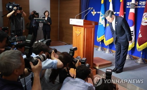 與 "軍 엄중하게 책임져야"…野 "국방장관 해임해야"