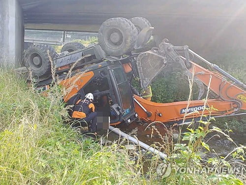 울산서 교량 지나던 굴착기 6ｍ 아래 추락…기사 숨져