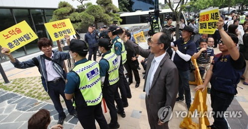 "김원봉 서훈 반대한다" vs "백선엽 훈장 박탈하라"(종합)