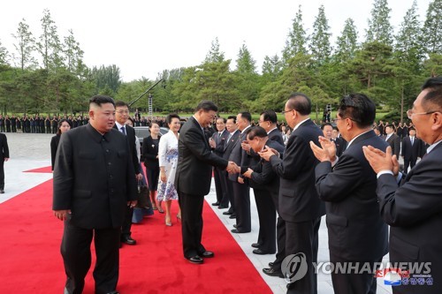 김정은, 집무실로 시진핑 초청…당 정치국원과 이례적 기념촬영