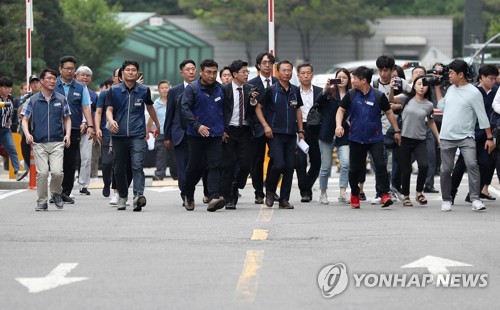 김명환 위원장 "정부가 민주노총 마녀사냥"…영장심사 출석