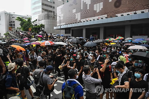 홍콩 시민들, 경찰청 둘러싸고 '송환법 철회' 대규모 시위