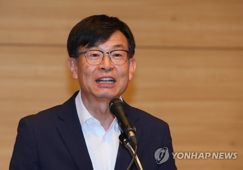 "공정위가 가습기살균제 위험 은폐"…김상조 검찰에 고발