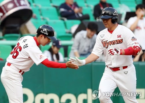 '홈런 단독 선두' 최정 "내일은 로맥이 치겠죠"(종합)