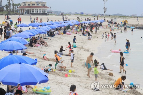 전국이 여름 바다에 풍덩…유명산·축제장도 인파로 넘실넘실