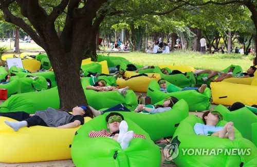 화창한 날씨에 더위 속 나들이 인파…서울방향 고속도로 정체