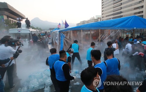 광화문 대한애국당 천막, 격렬 저항 속 40여일만에 철거