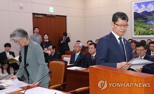 통일부 '北어선 폐기' 브리핑 놓고 공방…김연철 '호된 신고식'