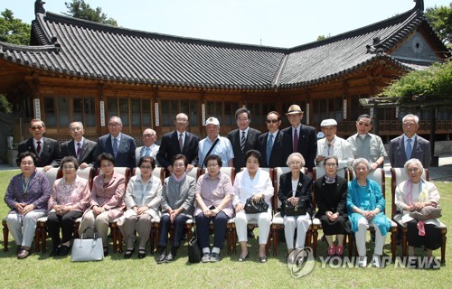 이낙연 총리, 6·25 기념일 맞아 부부 참전유공자 22명 초청 오찬