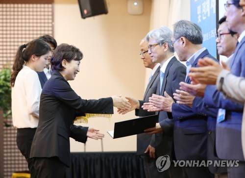 김현미 장관 "무주택 서민 주거안정 위해 신도시 발표"