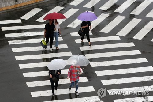 흐리고 낮까지 곳에 따라 장맛비…낮 최고 32도 더위