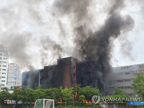 화재 피해 서울 은명초 내일까지 휴업…부상교사 2명 퇴원