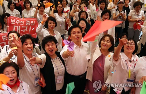 한국당 여성당원 '엉덩이춤' 논란…"행사 취지 훼손 유감"(종합)