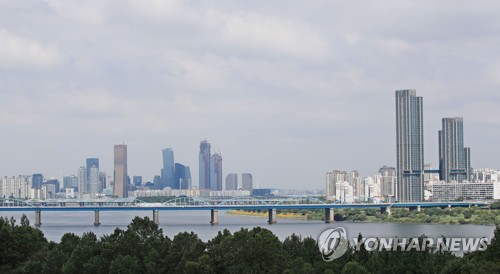 "다소 습하지만 미세먼지 없어 다행"…서울 도심 나들이 인파