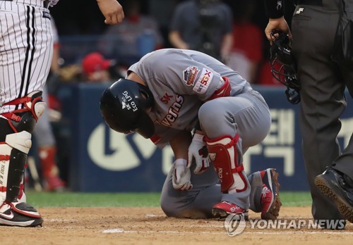 SK 최정, LG 신정락 공에 맞아 통산 243호 사구…교체