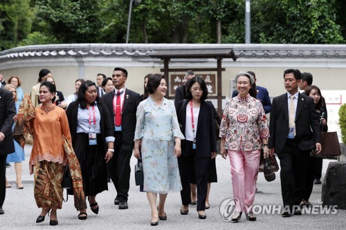 김정숙 여사, G20 정상 배우자들과 친교…차담회·사찰 방문(종합)