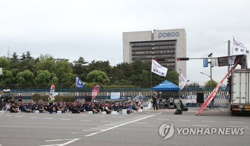 화물연대 포항지부 파업…"운송료 인상, 최저입찰제 폐지" 요구