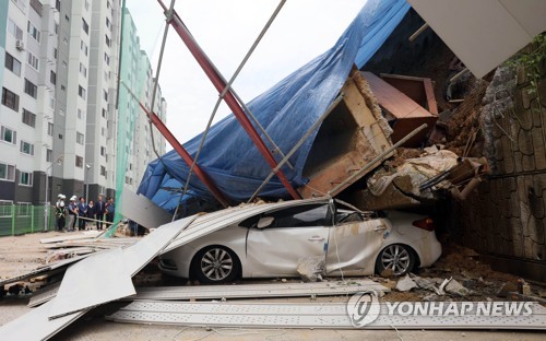 집중호우로 옹벽 무너진 여수 아파트현장…폭격 맞은 듯 '처참'