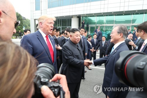 美대통령 처음으로 북한 땅 밟다…남북미 정상 사상 첫 3자 회동(종합)