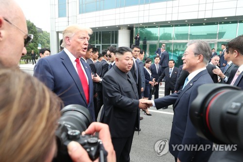 [남북미 판문점 회동] 日 "트럼프, 북한땅 밟았다"…정규방송 끊고 생중계(종합)